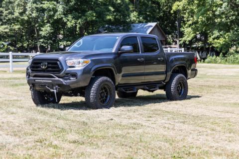 Front Bumper Hybrid with 9500-Lb Pro Series Winch Black Series with White DRL LED Light Bar 16-22 Toyota Tacoma 4WD Rough Country